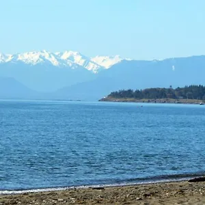 https://the-royal-bay-escape-cozy-2-bedrooms-garden-suite.hotels-victoria.net