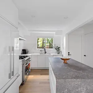https://modern-kitsilano-2-bedroom-home-with-a-hot-tub.vancouver-hotels-bc.net