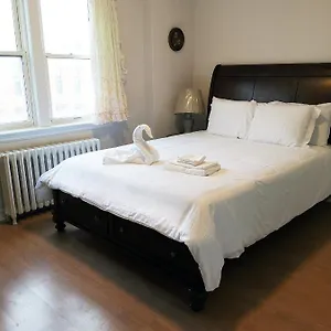 https://centre-of-north-york-cozy-home-close-to-downtown.niagara-fallshotels.com