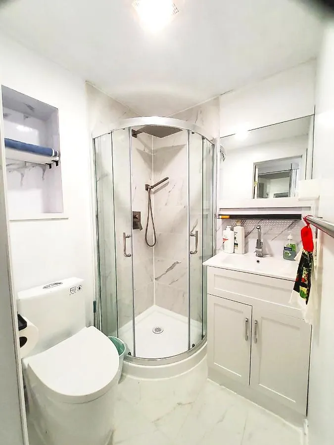 Renovated Cozy Bedroom With Private Washroom Toronto